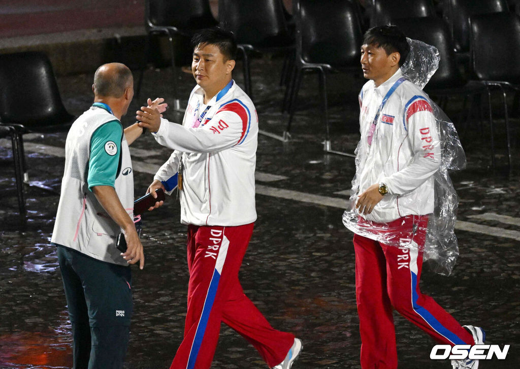 27일 (한국시간) 프랑스 파리 센강과 트로카데로 광장 일대에서 ‘2024 파리올림픽’ 개막식이 열렸다.이번 33회 파리하계올림픽은 사상 처음으로 경기장이 아닌 열린 공간에서 치러진다.북한 선수단이 개막식에 입장하고 있다. 2024.07.27 / dreamer@osen.co.kr <사진=사진공동취재단>