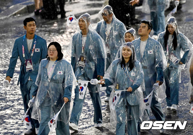 [OSEN=파리(프랑스), 최규한 기자] 27일 (한국시간) 프랑스 파리 센강과 트로카데로 광장 일대에서 ‘2024 파리올림픽’ 개막식이 열렸다.이번 33회 파리하계올림픽은 사상 처음으로 경기장이 아닌 열린 공간에서 치러진다.대한민국 선수단이 개막식에 입장하고 있다. 2024.07.27 / dreamer@osen.co.kr <사진=사진공동취재단>