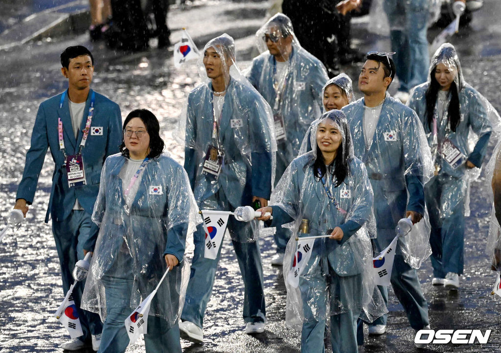 27일 (한국시간) 프랑스 파리 센강과 트로카데로 광장 일대에서 ‘2024 파리올림픽’ 개막식이 열렸다.이번 33회 파리하계올림픽은 사상 처음으로 경기장이 아닌 열린 공간에서 치러진다.대한민국 선수단이 개막식에 입장하고 있다. 2024.07.27 / dreamer@osen.co.kr <사진=사진공동취재단>