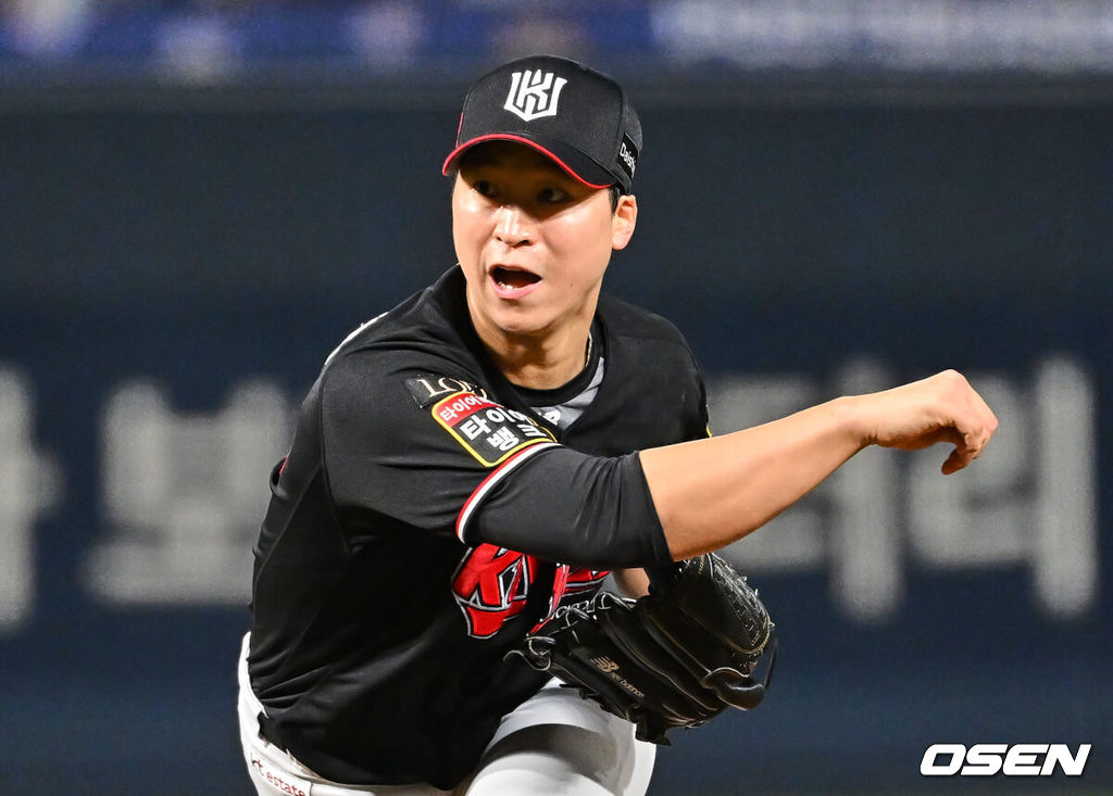 3일 창원 NC파크에서 2023 신한은행 SOL KBO 포스트시즌 플레이오프 NC 다이노스와 KT 위즈의 4차전 경기가 열렸다. KT 위즈 엄상백이 역투하고 있다. 2023.11.03 / foto0307@osen.co.kr