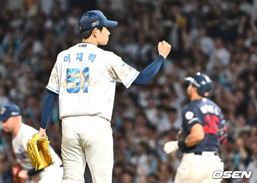 26일 창원NC파크에서 2024 신한 SOL 뱅크 KBO 리그 NC 다이노스와 롯데 자이언츠의 경기가 열렸다. 홈팀 NC는 이재학이 방문팀 롯데는 박세웅이 선발 출전했다. NC 다이노스 선발투수 이재학이 4회초 1사 1루 롯데 자이언츠 레이예스를 2루수 병살로 잡고 주먹을 불끈 쥐고 있다. 2024.07.26 / foto0307@osen.co.kr