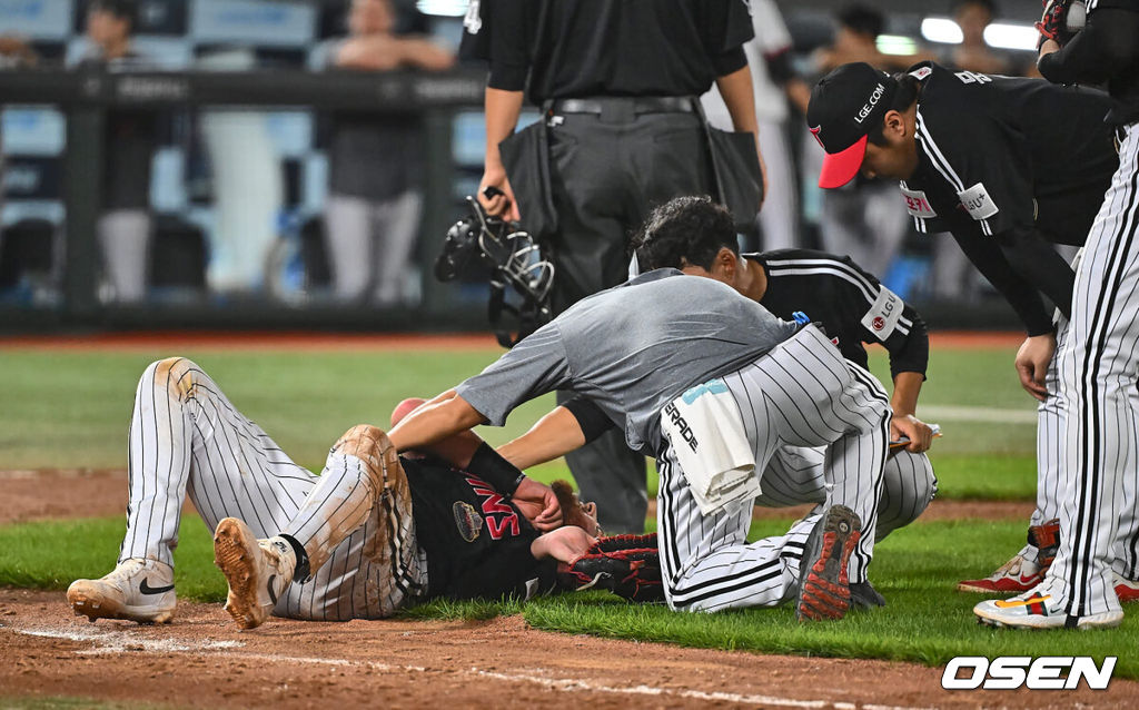 25일 부산 사직야구장에서 2024 신한 SOL 뱅크 KBO 리그 롯데 자이언츠와 LG 트윈스의 경기가 열렸다. 홈팀 롯데는 김진욱이 선발 출전하고 LG 트윈스는 최원태가 선발 출전했다.LG 트윈스 오스틴이 9회말 무사 1루 롯데 자이언츠 윤동희의 번트 볼을 잡다 박동원과 충돌한 후 쓰러져 있다. 2024.07.25 / foto0307@osen.co.kr