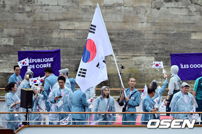 [OSEN=파리(프랑스), 최규한 기자] 27일 (한국시간) 프랑스 파리 센강과 트로카데로 광장 일대에서 ‘2024 파리올림픽’ 개막식이 열렸다.이번 33회 파리하계올림픽은 사상 처음으로 경기장이 아닌 열린 공간에서 치러진다.대한민국 기수 육상 우상혁과 수영 김서영을 비롯한 선수들이 개막식에 참석하기 위해 센강 일대를 배를 타고 행진하고 있다. 2024.07.27 / dreamer@osen.co.kr