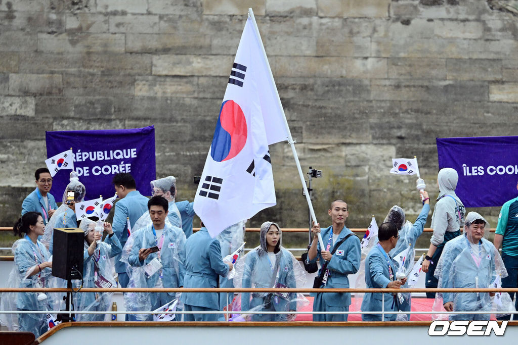 27일 (한국시간) 프랑스 파리 센강과 트로카데로 광장 일대에서 ‘2024 파리올림픽’ 개막식이 열렸다.이번 33회 파리하계올림픽은 사상 처음으로 경기장이 아닌 열린 공간에서 치러진다.대한민국 기수 육상 우상혁과 수영 김서영을 비롯한 선수들이 개막식에 참석하기 위해 센강 일대를 배를 타고 행진하고 있다. 2024.07.27 / dreamer@osen.co.kr