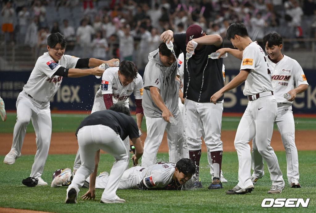 프로야구 키움 히어로즈가 혈투 끝에 리그 선두 KIA 타이거즈를 잡고 3연승을 질주했다. 키움은 27일 서울 고척스카이돔에서 열린 ‘2024 신한은행 SOL Bank KBO리그’ KIA 타이거즈와의 경기에서 6-5 끝내기 승리를 거뒀다. 최근 3연승 행진이다. 9회말 2사 만루 키움 송성문이 끝내기 안타를 날린 뒤 동료 선수들과 기쁨을 나누고 있다. 2024.07.27 / ksl0919@osen.co.kr