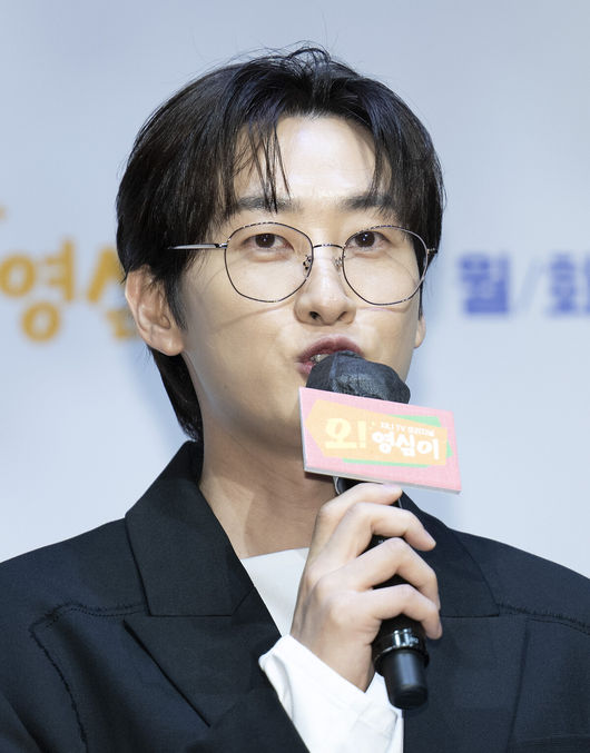 15일 오후 서울 구로구 라마다서울신도림호텔에서 지니TV 오리지널 새 월화드라마 ‘오! 영심이’ 제작발표회가 열렸다. MC를 맡은 슈퍼주니어 은혁이 인사를 전하고 있다. 2023.05.15 /ksl0919@osen.co.kr