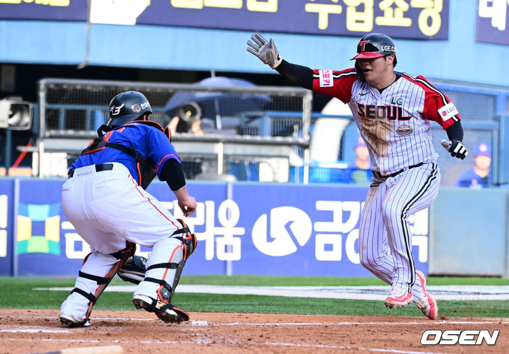 28일 오후 서울 잠실야구장에서 2024 신한 SOL Bank KBO리그 LG 트윈스와 한화 이글스의 경기가 열렸다.이날 LG는 최원태, 한화는 와이스를 선발로 내세웠다.3회말 2사 1,3루에서 LG 더블 스틸 작전에 3루주자 문보경이 홈으로 파고 들었지만 한화 최재훈에 태그아웃 당하고 있다. 2024.07.28 / jpnews@osen.co.kr