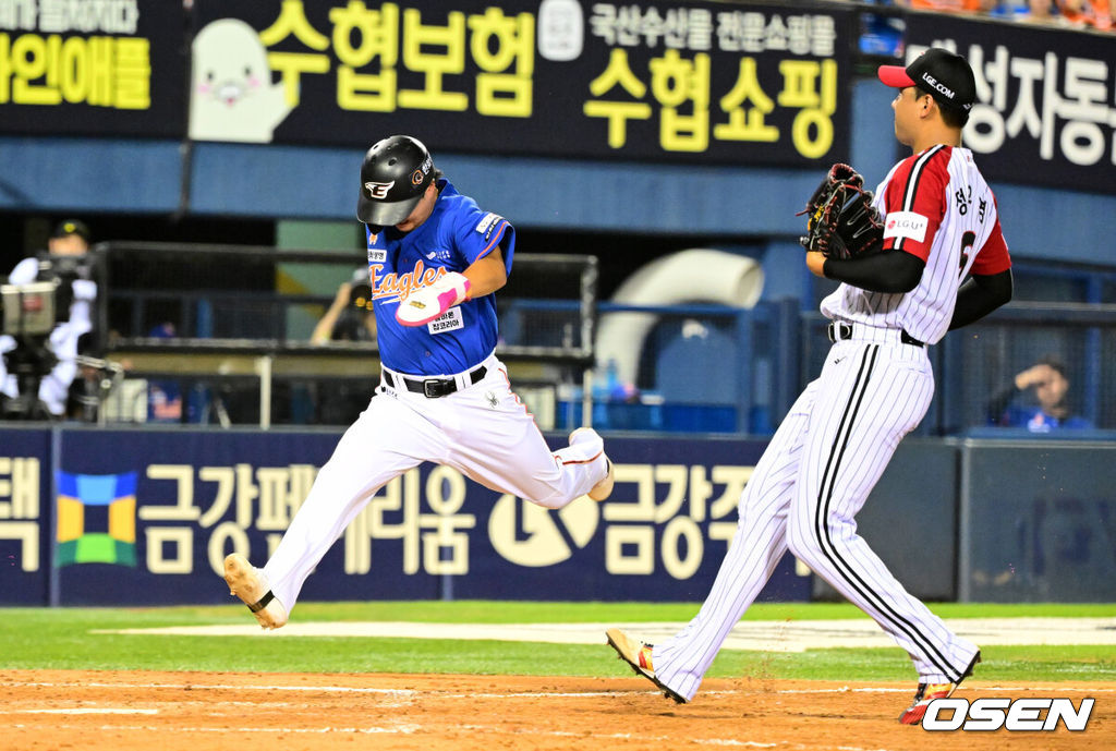 28일 오후 서울 잠실야구장에서 2024 신한 SOL Bank KBO리그 LG 트윈스와 한화 이글스의 경기가 열렸다.이날 LG는 최원태, 한화는 와이스를 선발로 내세웠다.8회초 2사 3루에서 한화 이도윤이 LG 정우영의 폭투에 홈을 밟고 있다. 2024.07.28 / jpnews@osen.co.kr