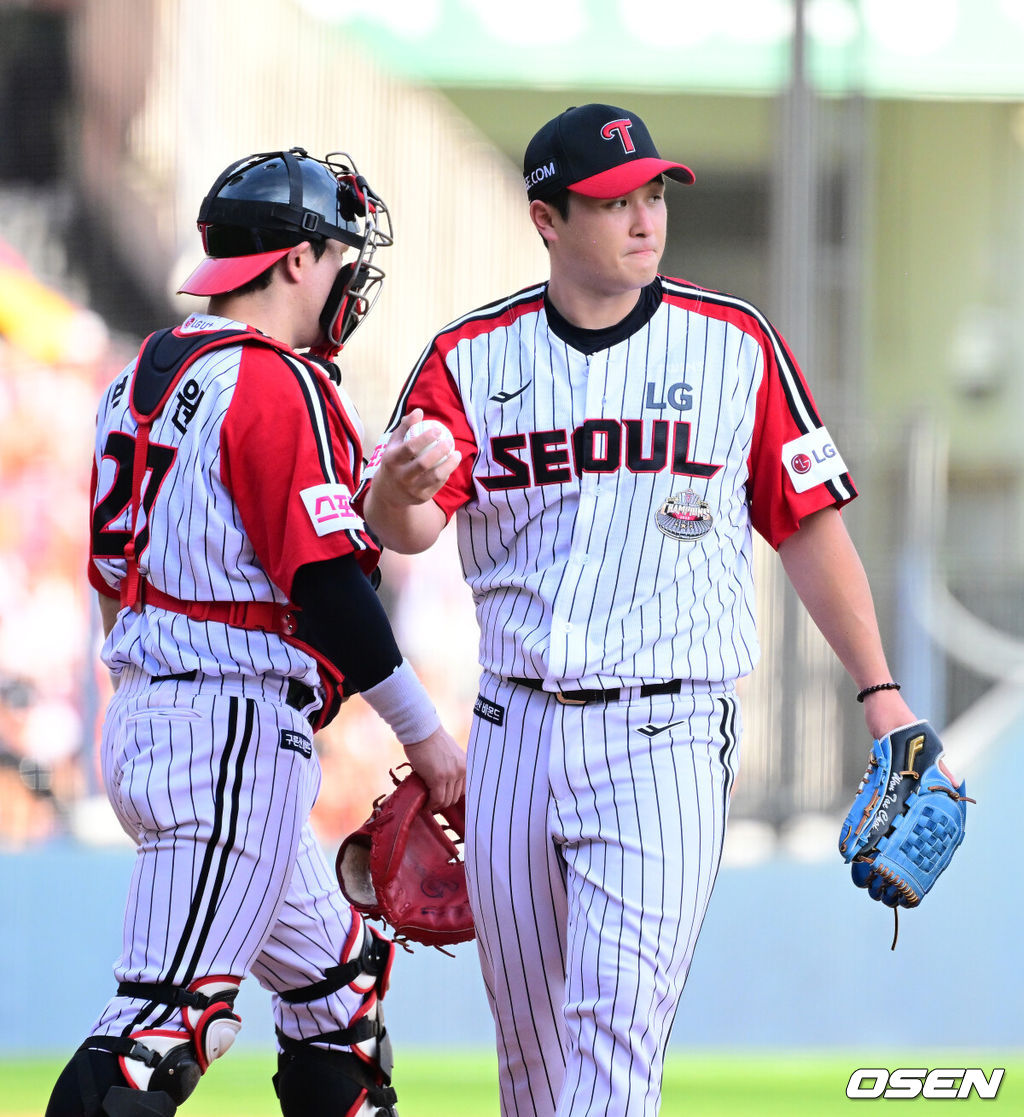 28일 오후 서울 잠실야구장에서 2024 신한 SOL Bank KBO리그 LG 트윈스와 한화 이글스의 경기가 열렸다.이날 LG는 최원태, 한화는 와이스를 선발로 내세웠다.4회초 무사 1,2루에서 LG 최원태가 강판 당하고 있다. 2024.07.28 / jpnews@osen.co.kr