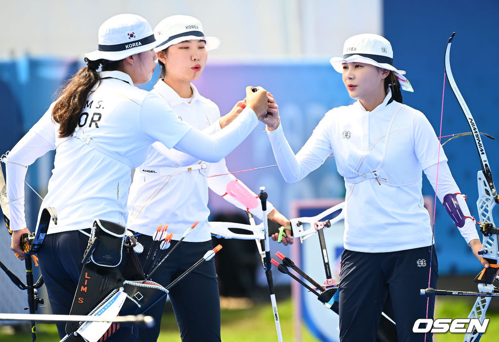 28일 (한국시간) 프랑스 파리 앵발리드에서 ‘2024 파리올림픽’ 양궁 여자 리커브 단체 한국과 대만의 경기가 열렸다.<br /><br />임시현(21·한국체대)-남수현(19·순천시청)-전훈영(30·인천시청)으로 구성된 한국 여자 양궁대표팀은 역사적인 올림픽 단체전 10연패를 노린다.<br /><br />임시현-남수현-전훈영이 주먹을 맞대고 있다. 2024.07.28 / dreamer@osen.co.kr<br />