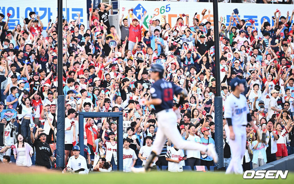 28일 창원NC파크에서 2024 신한 SOL 뱅크 KBO 리그 NC 다이노스와 롯데 자이언츠의 경기가 열렸다. 홈팀 NC는 최성영이 방문팀 롯데는 윌커슨이 선발 출전했다. 롯데 자이언츠 팬들이 5회초 1사 나승엽의 우중월 솔로 홈런에 환호하고 있다. 2024.07.28 / foto0307@osen.co.kr