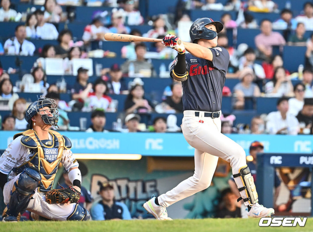 28일 창원NC파크에서 2024 신한 SOL 뱅크 KBO 리그 NC 다이노스와 롯데 자이언츠의 경기가 열렸다. 홈팀 NC는 최성영이 방문팀 롯데는 윌커슨이 선발 출전했다. 롯데 자이언츠 나승엽이 5회초 1사 우중월 솔로 홈런을 치고 있다. 2024.07.28 / foto0307@osen.co.kr