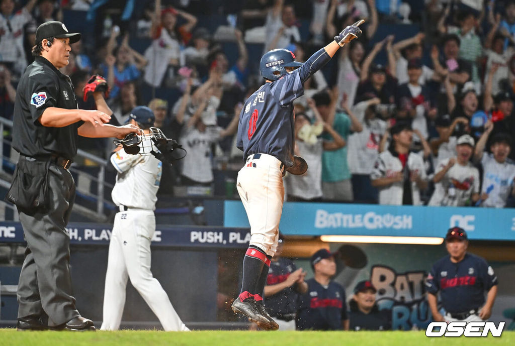 28일 창원NC파크에서 2024 신한 SOL 뱅크 KBO 리그 NC 다이노스와 롯데 자이언츠의 경기가 열렸다. 홈팀 NC는 최성영이 방문팀 롯데는 윌커슨이 선발 출전했다. 롯데 자이언츠 황성빈이 연장 10회초 무사 1루 나승엽의 우익수 오른쪽 2루타때 홈으로 쇄도, 역전에 성공한 후 손을 들어 보이고 있다. 2024.07.28 / foto0307@osen.co.kr