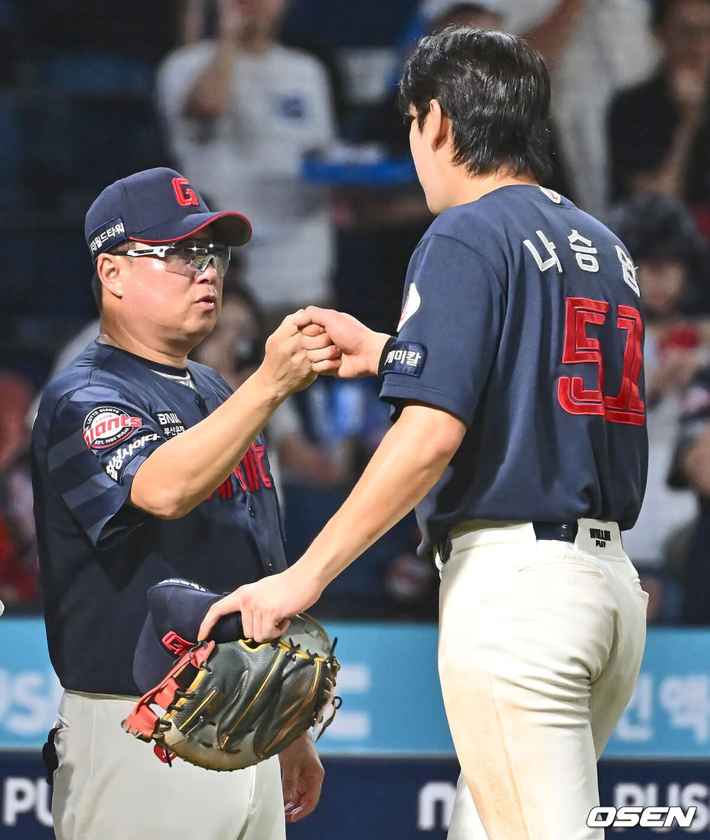 28일 창원NC파크에서 2024 신한 SOL 뱅크 KBO 리그 NC 다이노스와 롯데 자이언츠의 경기가 열렸다. 홈팀 NC는 최성영이 방문팀 롯데는 윌커슨이 선발 출전했다. 롯데 자이언츠 나승엽이 NC 다이노스에 연장 승부 끝에 10-6으로 승리한 후 김태형 감독과 기쁨을 나누고 있다. 2024.07.28 / foto0307@osen.co.kr