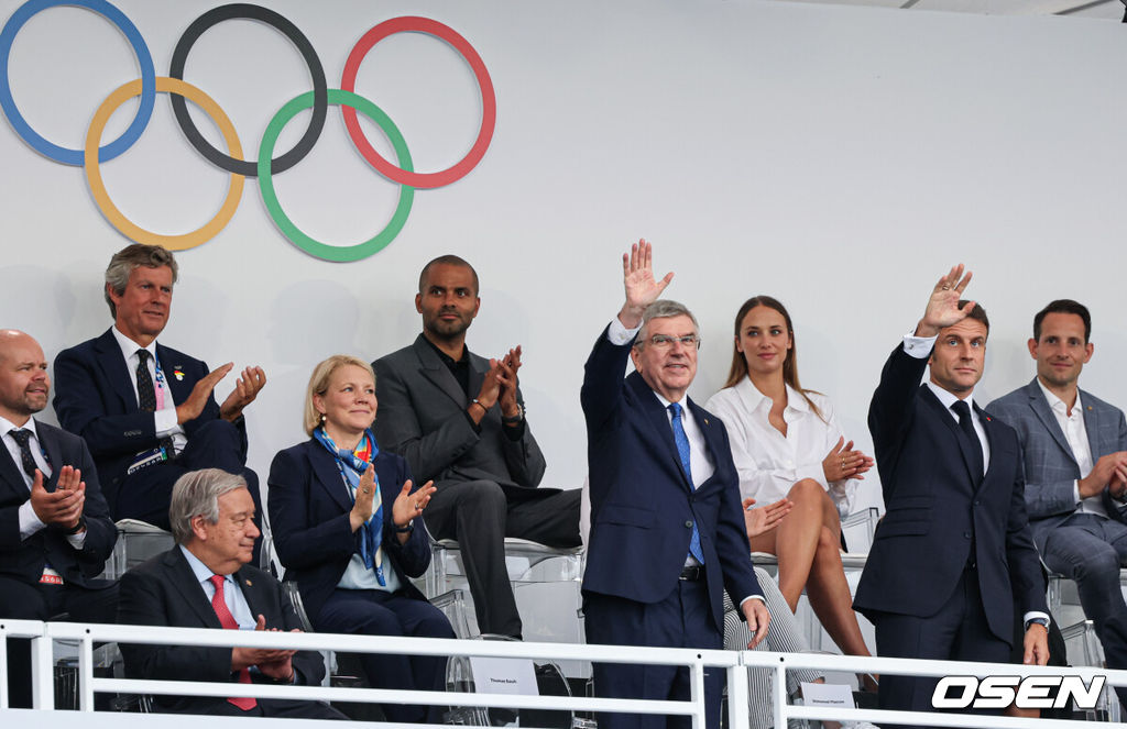 27일 (한국시간) 프랑스 파리 센강과 트로카데로 광장 일대에서 ‘2024 파리올림픽’ 개막식이 열렸다.이번 33회 파리하계올림픽은 사상 처음으로 경기장이 아닌 열린 공간에서 치러진다.에마뉘엘 마크롱 프랑스 대통령(오른쪽) 토마스 바흐 국제올림픽위원회(IOC) 위원장이 개회식에 참석해 인사를 전하고 있다. 2024.07.27 / dreamer@osen.co.kr