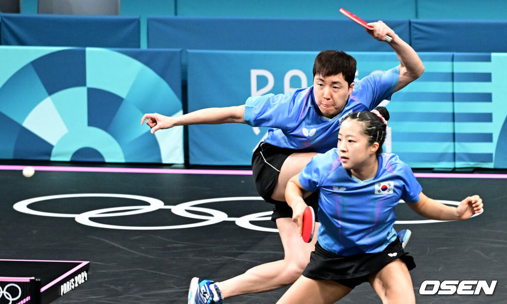 28일 (한국시간) 프랑스 파리 사우스 파리 아레나 4에서 ‘2024 파리올림픽’ 탁구 혼성 복식 8강전 대한민국 임종훈-신유빈 조와 루마니아 오비디우 이오네스쿠-베르나데트 쇠츠 조의 경기가 열렸다.12년 만에 올림픽 탁구 메달을 노리는 대한민국 임종훈-신유빈 조는 루마니아 조를 맞아 세트스코어 4-0 완승을 거뒀다.임종훈-신유빈 조가 공격을 시도하고 있다. 2024.07.28 / dreamer@osen.co.kr