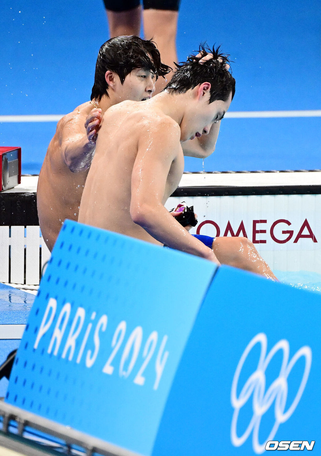 29일(한국시간) 프랑스 파리 라 데팡스 아레나에서 ‘2024 파리올림픽’ 남자 자유형 200m 준결승 경기가 열렸다.한국 황선우와 김우민은 각각 전체 9위와 12위로 결선 진출에 실패했다.역영을 마친 김우민(왼쪽)이 황선우의 어깨를 두드리고 있다. 2024.07.27 / dreamer@osen.co.kr