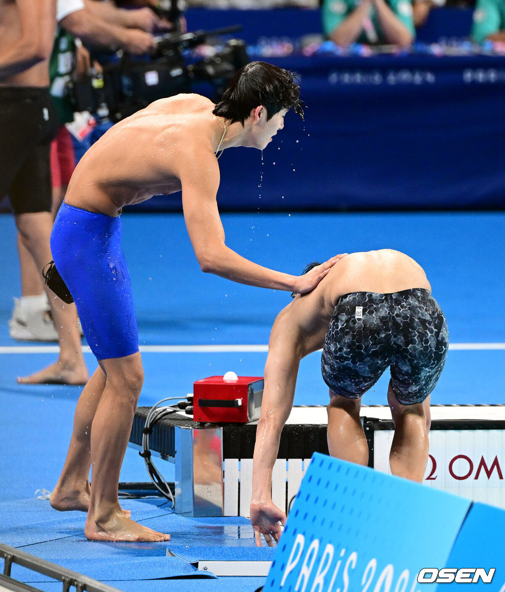 29일(한국시간) 프랑스 파리 라 데팡스 아레나에서 ‘2024 파리올림픽’ 남자 자유형 200m 준결승 경기가 열렸다.한국 황선우와 김우민은 각각 전체 9위와 12위로 결선 진출에 실패했다.경기를 마치고 김우민(왼쪽)이 황선우를 다독이고 있다. 2024.07.27 / dreamer@osen.co.kr