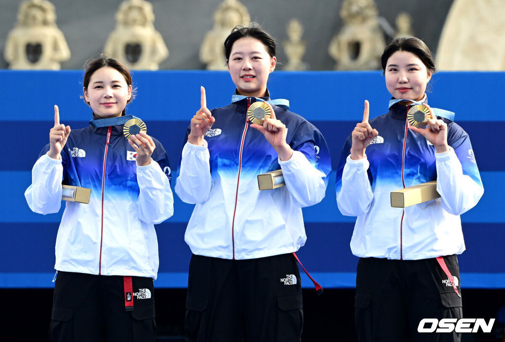 한국 여자 양궁이 올림픽 10연패 대기록을 쐈다.임시현(한국체대), 남수현(순천시청), 전훈영(인천시청)으로 구성된 한국 양궁 대표팀은 프랑스 파리 앵발리드에서 열린 ‘2024 파리올림픽’ 양궁 여자 리커브 단체전 결승서 중국(안치쉬안, 리지아만, 양사오레이) 상대로 5-4(56-53, 55-54, 51-54, 53-55, )로 승리하면서 대회 10연패를 달성했다.금메달을 거머쥔 한국 임시현, 남수현, 전훈영이 시상대에서 올림픽 10연패 세리머니를 펼치고 있다. 2024.07.29 / dreamer@osen.co.kr