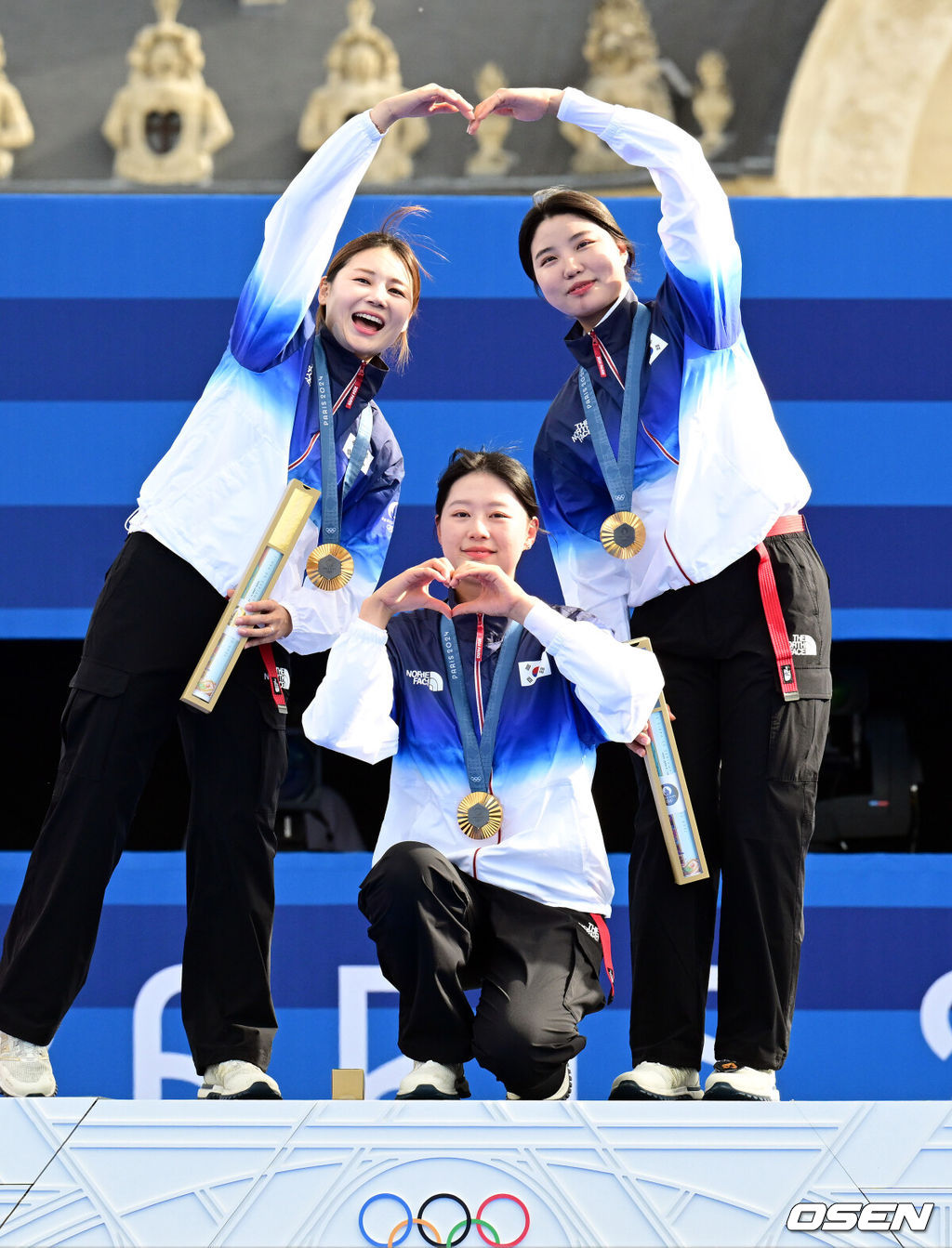 한국 여자 양궁이 올림픽 10연패 대기록을 쐈다.임시현(한국체대), 남수현(순천시청), 전훈영(인천시청)으로 구성된 한국 양궁 대표팀은 29일 (한국시간) 프랑스 파리 앵발리드에서 열린 ‘2024 파리올림픽’ 양궁 여자 리커브 단체전 결승서 중국(안치쉬안, 리지아만, 양사오레이) 상대로 5-4(56-53, 55-54, 51-54, 53-55, )로 승리하면서 대회 10연패를 달성했다.금메달을 거머쥔 임시현, 남수현, 전훈영이 시상대에 올라 세리머니를 하고 있다. 2024.07.29 / dreamer@osen.co.kr