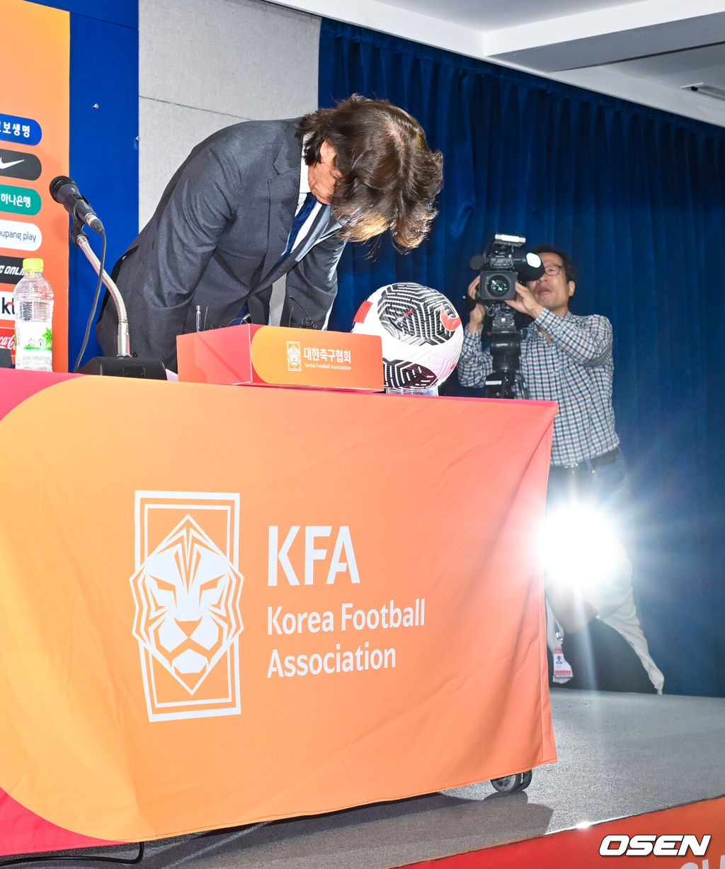 축구대표팀 홍명보 감독이 29일 서울 신문로 축구회관에서 취임 기자회견을 열었다.대한축구협회는 지난 2월 아시안컵 부진으로 클린스만 감독을 경질한 이후 2026 북중미 월드컵을 지휘할 새 사령탑을 물색하다 논란 끝에 홍명보 감독을 선임했다. 이날 홍명보 감독은 선임에 관한 소회를 밝힌 뒤 향후 대표팀 운영 방안을 발표했다. 홍명보 감독이 사죄의 인사를 하고 있다  2024.07.29 / soul1014@osen.co.kr