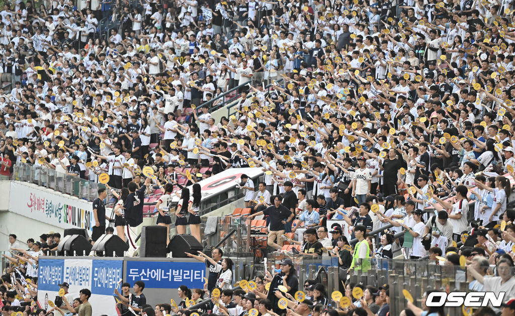 13일 오후 서울 잠실야구장에서 2024 신한 SOL Bank KBO리그 두산 베어스와 삼성 라이온즈의 경기가 열렸다.이날 홈팀 두산은 시라카와를, 방문팀 삼성은 원태인을 선발 투수로 내세웠다.만원관중이 응원을 펼치고 있다. 2024.07.13 /cej@osen.co.kr