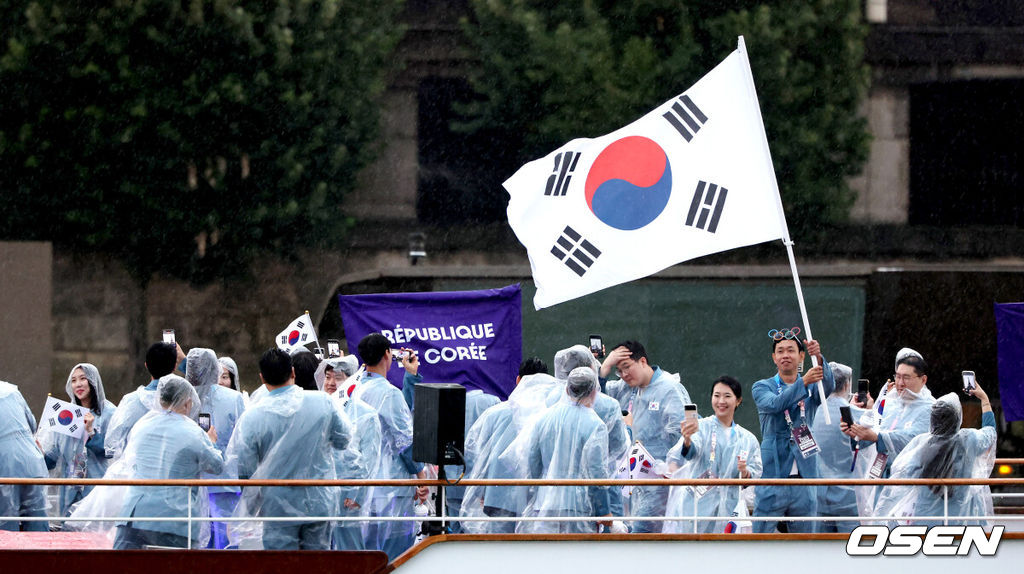 27일 (한국시간) 프랑스 파리 센강과 트로카데로 광장 일대에서 ‘2024 파리올림픽’ 개막식이 열렸다.이번 33회 파리하계올림픽은 사상 처음으로 경기장이 아닌 열린 공간에서 치러진다.대한민국 선수단이 센강에서 배를 타고 수상 행진을 펼치고 있다.  2024.07.27 / dreamer@osen.co.kr <사진=사진공동취재단>