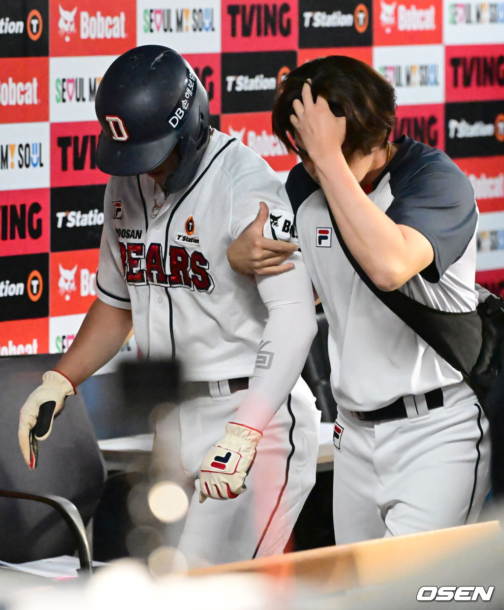 두산 박준영이 홈으로 내달리는 과정에서 햄스트링 통증을 호소, 부축을 받으며 이동하고 있다. 2024.05.01 / ksl0919@osen.co.kr