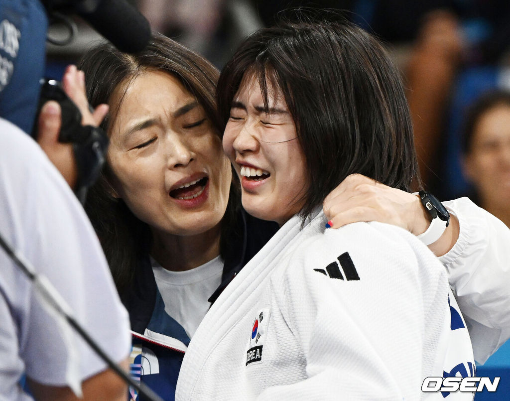 29일(한국시간) 프랑스 파리 샹드마르스 아레나에서 ‘2024 파리올림픽’ 여자 유도 57kg 16강 경기 한국 허미미와 이스라엘 팀나 넬슨 레비의 경기가 열렸다.한국 유도 기대주 허미미는 한국 국적 아버지와 일본 국적 어머니 사이에서 일본 도쿄에서 태어났다. 그는 할머니의 유언을 따라 한국에서 선수 생활을 시작해 태극 마크까지 달게 됐다.허미미가 연장 혈투 끝에 승리한 뒤 김미정 감독과 대화를 나누고 있다. 2024.07.29 / dreamer@osen.co.kr