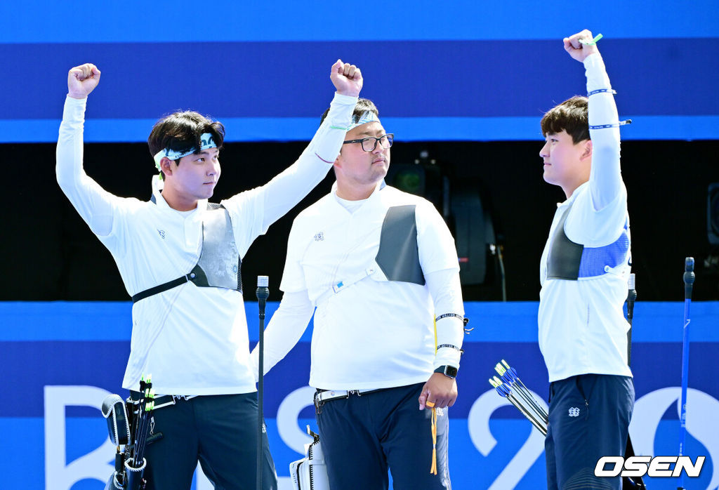 29일(한국시간) 프랑스 파리 앵발리드에서  ‘2024 파리올림픽’ 양궁 리커브 남자 단체 8강 한국과 일본의 경기가 열렸다.남자 양궁은 2016 리우와 2020 도쿄에서 잇달아 단체전 금메달을 차지해 세계 최강의 자리에 복귀했다. 김우진(청주시청), 이우석(코오롱), 김제덕(예천군청)으로 이뤄진 한국 대표팀은 이번에 차지하면 다시 3연패를 기록하게 된다.승리한 한국 김제덕, 이우석, 김우진이 기뻐하고 있다. 2024.07.29 / dreamer@osen.co.kr