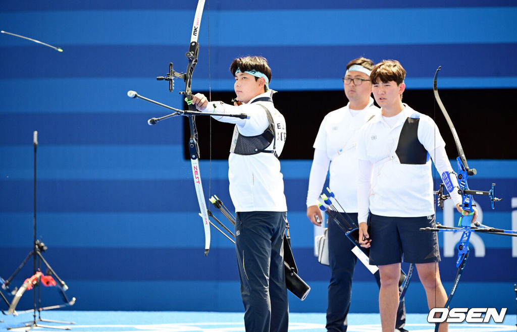 29일(한국시간) 프랑스 파리 앵발리드에서  ‘2024 파리올림픽’ 양궁 리커브 남자 단체 8강 한국과 일본의 경기가 열렸다.남자 양궁은 2016 리우와 2020 도쿄에서 잇달아 단체전 금메달을 차지해 세계 최강의 자리에 복귀했다. 김우진(청주시청), 이우석(코오롱), 김제덕(예천군청)으로 이뤄진 한국 대표팀은 이번에 차지하면 다시 3연패를 기록하게 된다.남자 양궁 이우석이 화살을 쏘고 있다. 2024.07.29 / dreamer@osen.co.kr