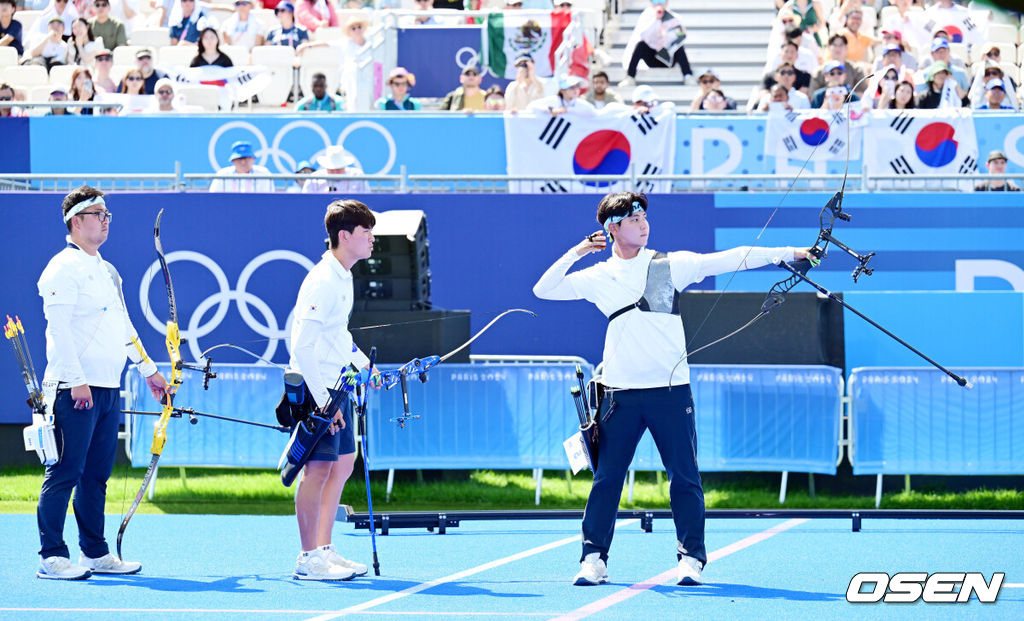 29일(한국시간) 프랑스 파리 앵발리드에서  ‘2024 파리올림픽’ 양궁 리커브 남자 단체 4강 한국과 중국의 경기가 열렸다.남자 양궁은 2016 리우와 2020 도쿄에서 잇달아 단체전 금메달을 차지해 세계 최강의 자리에 복귀했다. 김우진(청주시청), 이우석(코오롱), 김제덕(예천군청)으로 이뤄진 한국 대표팀은 이번에 차지하면 다시 3연패를 기록하게 된다.한국 이우석이 화살을 쏘고 있다. / dreamer@osen.co.kr