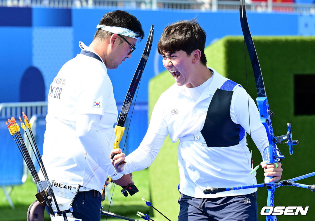 29일(한국시간) 프랑스 파리 앵발리드에서  ‘2024 파리올림픽’ 양궁 리커브 남자 단체 4강 한국과 중국의 경기가 열렸다.남자 양궁은 2016 리우와 2020 도쿄에서 잇달아 단체전 금메달을 차지해 세계 최강의 자리에 복귀했다. 김우진(청주시청), 이우석(코오롱), 김제덕(예천군청)으로 이뤄진 한국 대표팀은 이번에 차지하면 다시 3연패를 기록하게 된다.한국 김제덕이 10점을 쏘고 환호하고 하고 있다. / dreamer@osen.co.kr