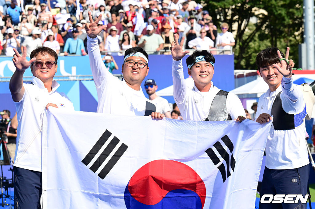 한국 남자 양궁이 올림픽 단체전 3연패를 달성했다.30일(한국시간) 프랑스 파리 앵발리드에서 열린 ‘2024 파리올림픽’ 양궁 리커브 남자 단체 결승 한국과 프랑스의 경기에서 세트스코어 5-1로 금메달을 거머쥐었다. 김우진(청주시청), 이우석(코오롱), 김제덕(예천군청)으로 이뤄진 한국 대표팀은 압도적인 실력으로 올림픽 3연패 위업을 달성했다.김제덕, 이우석, 김우진과 박성수 감독이 올림픽 3연패 세리머니를 펼치고 있다. 2024.07.30 / dreamer@osen.co.kr