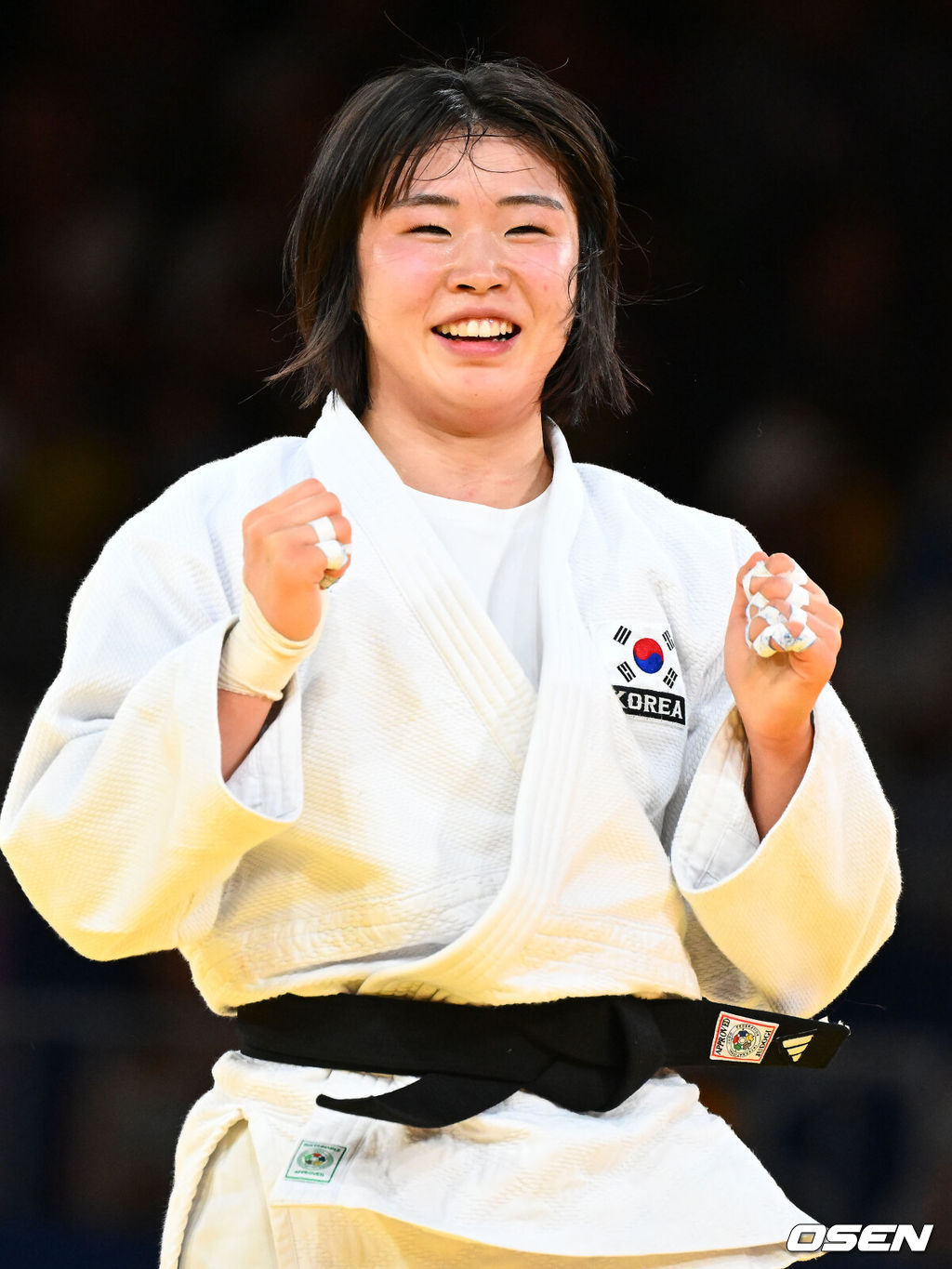 29일(한국시간) 프랑스 파리 샹드마르스 아레나에서 ‘2024 파리올림픽’ 여자 유도 57kg 4강 경기 한국 허미미와 브라질 하파엘라 실바의 경기가 열렸다.한국 유도 기대주 허미미는 한국 국적 아버지와 일본 국적 어머니 사이에서 일본 도쿄에서 태어났다. 그는 할머니의 유언을 따라 한국에서 선수 생활을 시작해 태극 마크까지 달게 됐다.허미미가 승리한 뒤 기뻐하고 있다. 2024.07.29 / dreamer@osen.co.kr