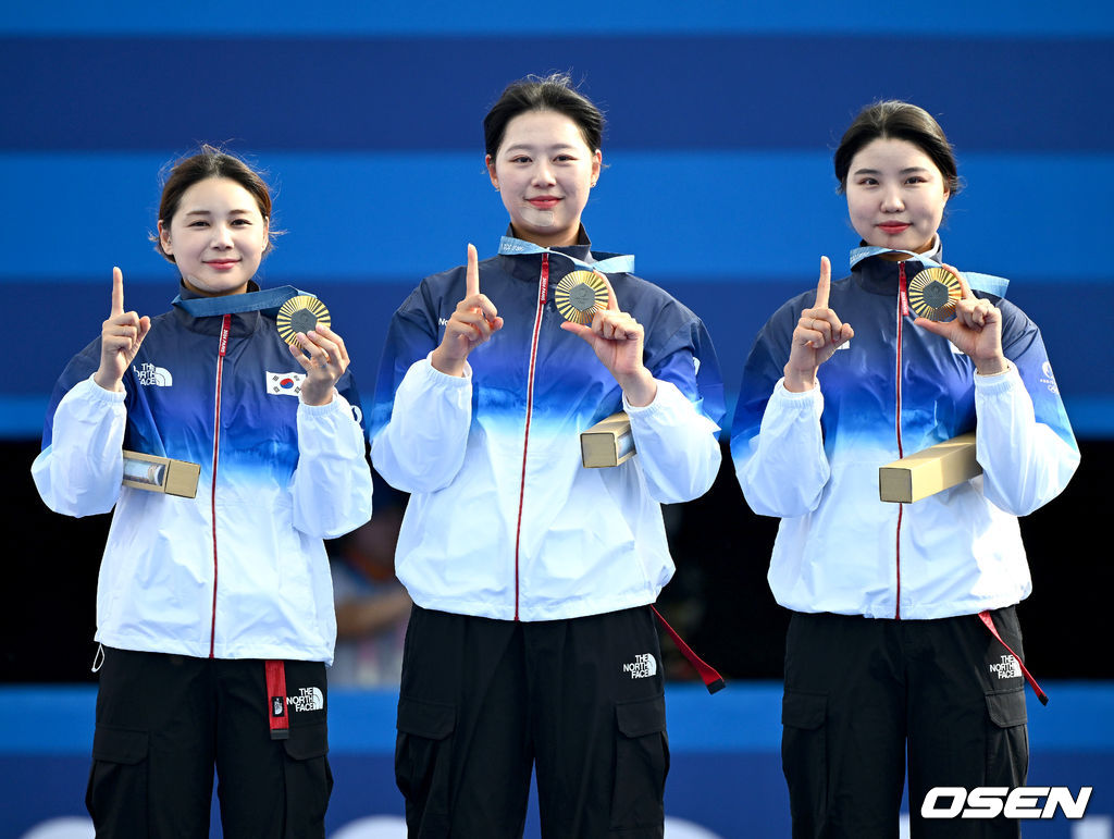 한국 여자 양궁이 올림픽 10연패 대기록을 쐈다.<br /><br />임시현(한국체대), 남수현(순천시청), 전훈영(인천시청)으로 구성된 한국 양궁 대표팀은 프랑스 파리 앵발리드에서 열린 ‘2024 파리올림픽’ 양궁 여자 리커브 단체전 결승서 중국(안치쉬안, 리지아만, 양사오레이) 상대로 5-4(56-53, 55-54, 51-54, 53-55, )로 승리하면서 대회 10연패를 달성했다.<br /><br />금메달을 거머쥔 임시현, 남수현, 전훈영이 세리머니를 하고 있다. 2024.07.29 / dreamer@osen.co.kr<br />