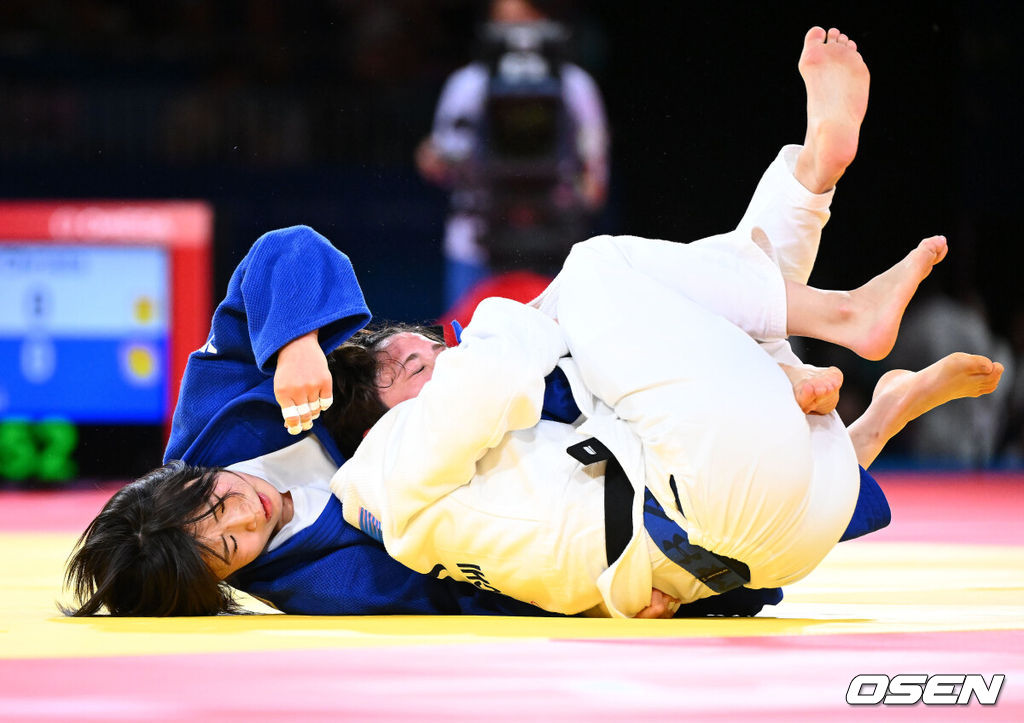 29일(한국시간) 프랑스 파리 샹드마르스 아레나에서 ‘2024 파리올림픽’ 여자 유도 57kg 결승 한국 허미미와 캐나다 크리스티안 데구치의 경기가 열렸다.허미미(22, 세계 랭킹 3위)는 크리스티안 데구치(캐나다, 세계 랭킹 1위)에게 골든 스코어 끝에서 연장전서 지도 3개로 반칙패를 당하면서 은메달을 획득했다.한국 허미미가 캐나다 데구치를 상대로 공격을 펼치고 있다. 2024.07.29 / dreamer@osen.co.kr