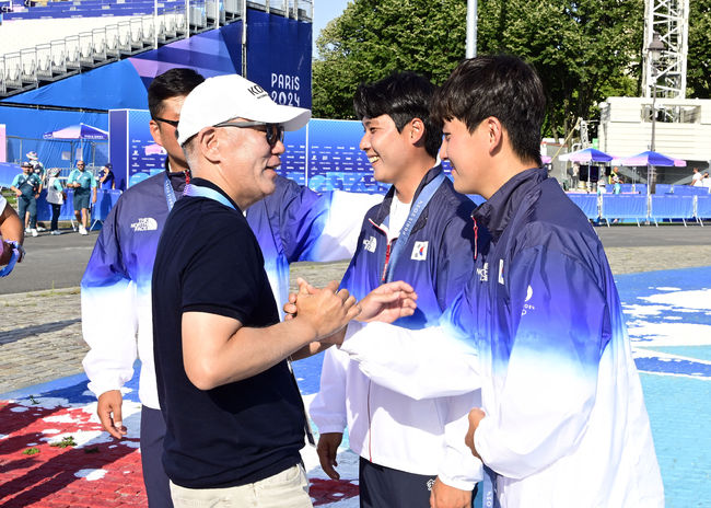 현대차그룹 정의선 회장이 파리 대회 남자양궁 단체전에서 금메달을 딴 국가대표 김제덕 선수의 손을 맞잡고 금메달 획득을 축하하고 있다. /대한양궁협회 제공.