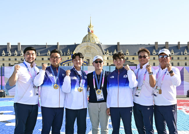 대한민국 남자 양궁 국가대표(김우진·이우석·김제덕) 및 코칭스태프와 현대차그룹 정의선 회장(왼쪽 넷째)이 파리 대회 남자양궁 단체전 우승 직후 기념촬영을 하고 있다. /대한양궁협회 제공.