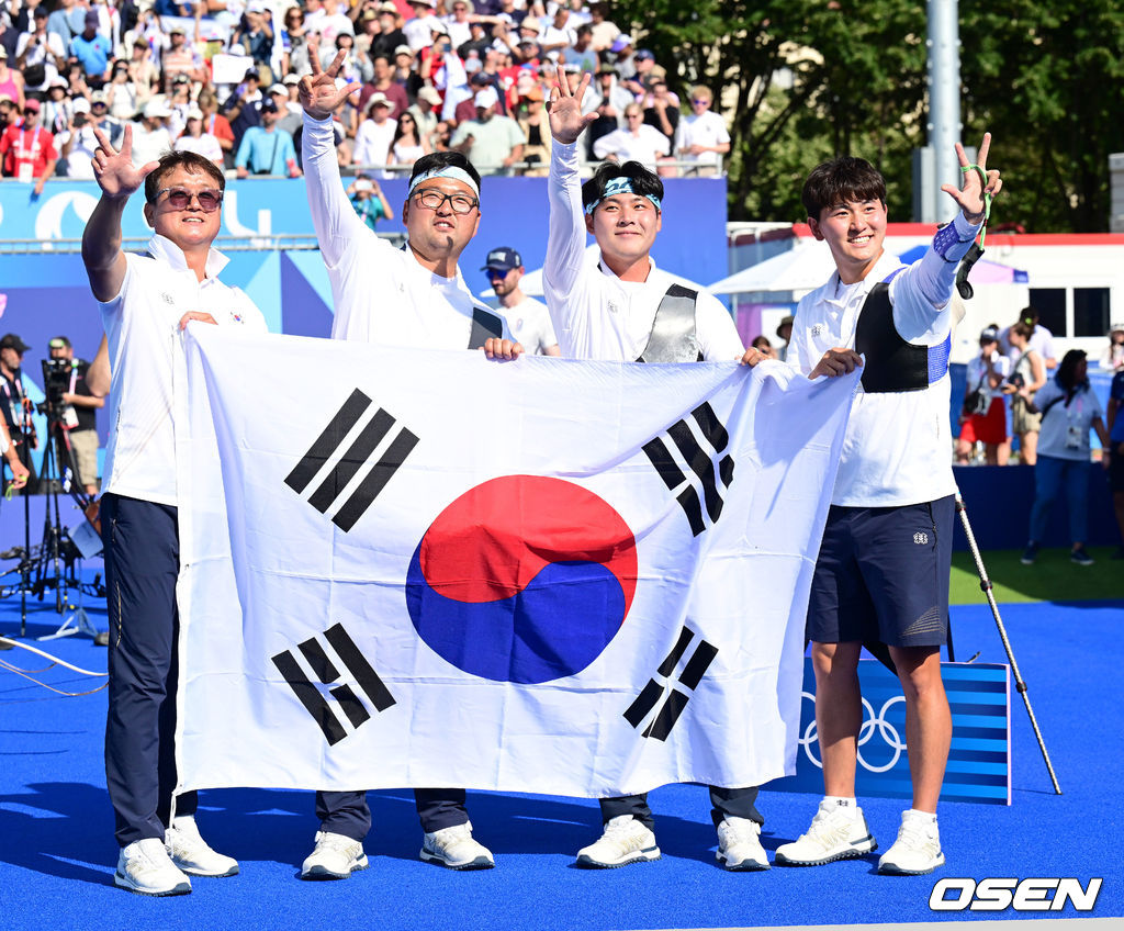 한국 남자 양궁이 올림픽 단체전 3연패를 달성했다.<br /><br />30일(한국시간) 프랑스 파리 앵발리드에서 열린 ‘2024 파리올림픽’ 양궁 리커브 남자 단체 결승 한국과 프랑스의 경기에서 세트스코어 5-1로 금메달을 거머쥐었다. 김우진(청주시청), 이우석(코오롱), 김제덕(예천군청)으로 이뤄진 한국 대표팀은 압도적인 실력으로 올림픽 3연패 위업을 달성했다.<br /><br />김제덕, 이우석, 김우진과 박성수 감독이 올림픽 3연패 세리머니를 펼치고 있다. 2024.07.30 / dreamer@osen.co.kr<br />