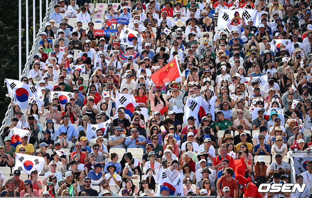 한국 여자 양궁이 올림픽 10연패 대기록을 쐈다.<br /><br />임시현(한국체대), 남수현(순천시청), 전훈영(인천시청)으로 구성된 한국 양궁 대표팀은 프랑스 파리 앵발리드에서 열린 ‘2024 파리올림픽’ 양궁 여자 리커브 단체전 결승서 중국(안치쉬안, 리지아만, 양사오레이) 상대로 5-4(56-53, 55-54, 51-54, 53-55, 29-27)로 승리하면서 대회 10연패를 달성했다.<br /><br />한국과 중국 응원단이 응원을 펼치고 있다. 2024.07.29 / dreamer@osen.co.kr<br />