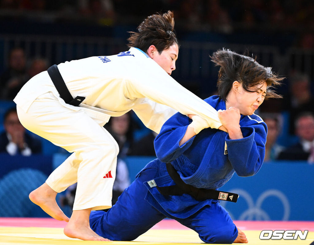 29일(한국시간) 프랑스 파리 샹드마르스 아레나에서 ‘2024 파리올림픽’ 여자 유도 57kg 결승 한국 허미미와 캐나다 크리스티안 데구치의 경기가 열렸다.허미미(22, 세계 랭킹 3위)는 크리스티안 데구치(캐나다, 세계 랭킹 1위)에게 골든 스코어 끝에서 연장전서 지도 3개로 반칙패를 당하면서 은메달을 획득했다.한국 허미미가 캐나다 데구치를 상대로 공격을 펼치고 있다. 2024.07.29 / dreamer@osen.co.kr