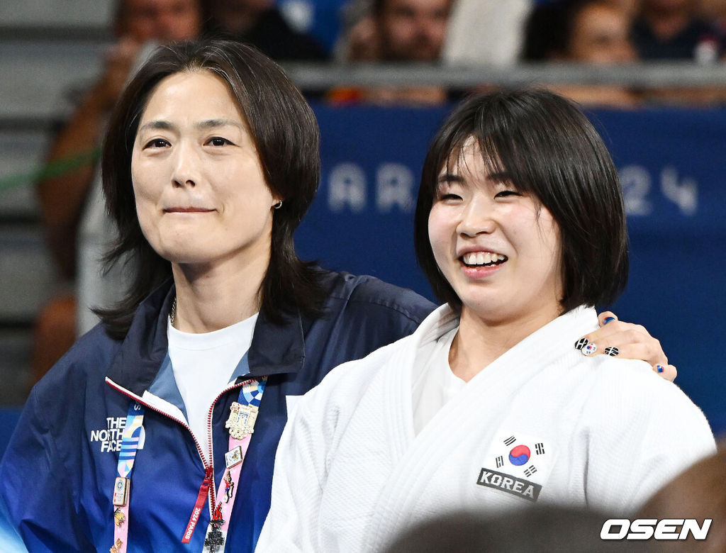 29일(한국시간) 프랑스 파리 샹드마르스 아레나에서 ‘2024 파리올림픽’ 여자 유도 57kg 8강 경기 한국 허미미와 몽고 엔흐릴린 르하그바토의 경기가 열렸다.한국 유도 기대주 허미미는 한국 국적 아버지와 일본 국적 어머니 사이에서 일본 도쿄에서 태어났다. 그는 할머니의 유언을 따라 한국에서 선수 생활을 시작해 태극 마크까지 달게 됐다.허미미가 승리하고 이동하며 김미정 감독과 대화를 나누고 있다. 2024.07.29 / dreamer@osen.co.kr