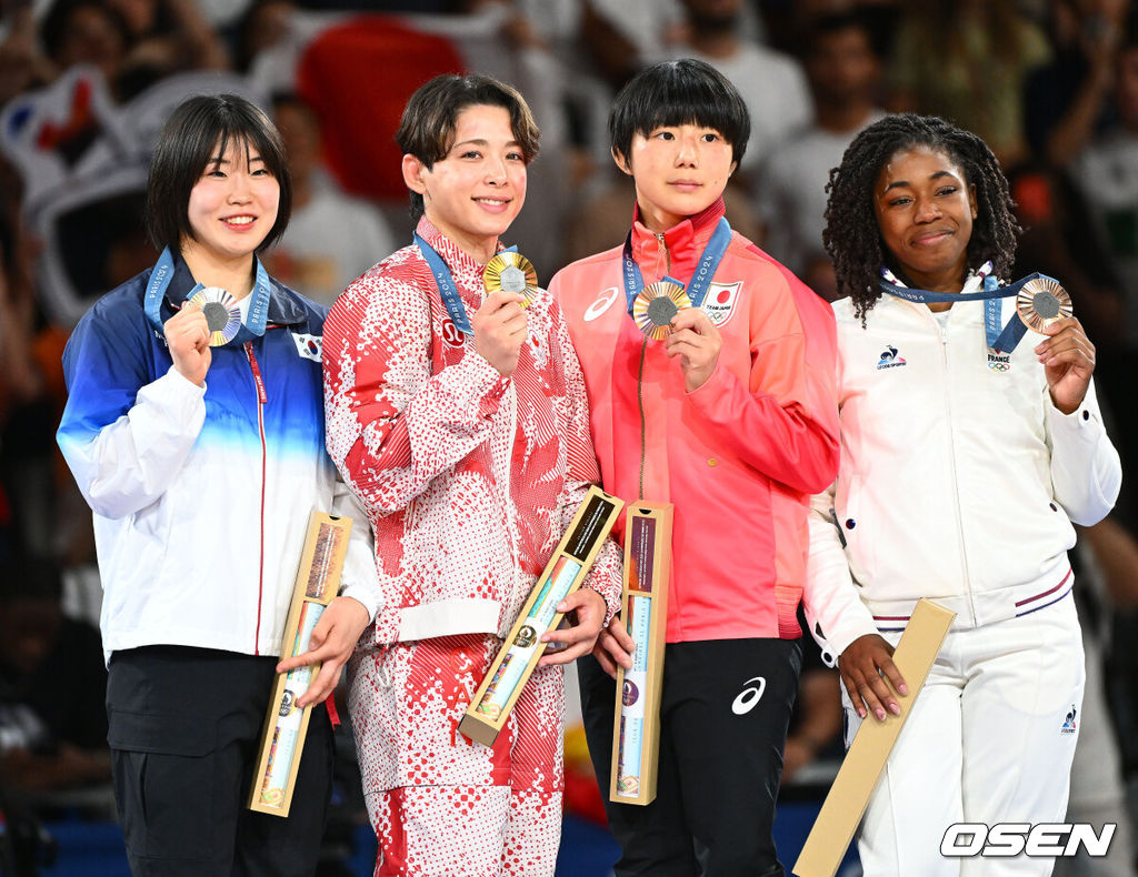 30일(한국시간) 프랑스 파리 샹드마르스 아레나에서 ‘2024 파리올림픽’ 여자 유도 57kg 결승 한국 허미미와 캐나다 크리스티안 데구치의 경기가 열렸다.허미미(22, 세계 랭킹 3위)는 크리스티안 데구치(캐나다, 세계 랭킹 1위)에게 골든 스코어 끝에서 연장전서 지도 3개로 반칙패를 당하면서 은메달을 획득했다.허미미가 금메달을 딴 캐나다 데구치, 동메달 일본 후나쿠보, 프랑스 시지케와 함께 시상대에 올라 메달을 들어 보이고 있다. 2024.07.30 / dreamer@osen.co.kr