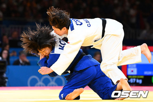 29일(한국시간) 프랑스 파리 샹드마르스 아레나에서 ‘2024 파리올림픽’ 여자 유도 57kg 결승 한국 허미미와 캐나다 크리스티안 데구치의 경기가 열렸다. 허미미(22, 세계 랭킹 3위)는 크리스티안 데구치(캐나다, 세계 랭킹 1위)에게 골든 스코어 끝에서 연장전서 지도 3개로 반칙패를 당하면서 은메달을 획득했다. 2024.07.29 / dreamer@osen.co.kr