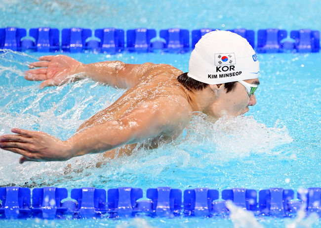 30일(한국시간) 프랑스 파리 라 데팡스 아레나에서 ‘2024 파리올림픽’ 남자 접영 200m 예선이 열렸다.이날 경기에 나선 한국 김민섭은 전체 15위로 준결선에 진출했다.김민섭이 역영을 펼치고 있다. 2024.07.30 / dreamer@osen.co.kr