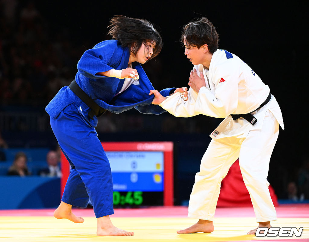 29일(한국시간) 프랑스 파리 샹드마르스 아레나에서 ‘2024 파리올림픽’ 여자 유도 57kg 결승 한국 허미미와 캐나다 크리스티안 데구치의 경기가 열렸다.허미미(22, 세계 랭킹 3위)는 크리스티안 데구치(캐나다, 세계 랭킹 1위)에게 골든 스코어 끝에서 연장전서 지도 3개로 반칙패를 당하면서 은메달을 획득했다.한국 허미미와 캐나다 데구치가 치열한 공방을 벌이고 있다. 2024.07.29 / dreamer@osen.co.kr