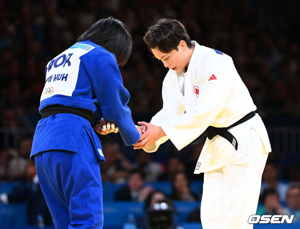 29일(한국시간) 프랑스 파리 샹드마르스 아레나에서 ‘2024 파리올림픽’ 여자 유도 57kg 결승 한국 허미미와 캐나다 크리스티안 데구치의 경기가 열렸다.허미미(22, 세계 랭킹 3위)는 크리스티안 데구치(캐나다, 세계 랭킹 1위)에게 골든 스코어 끝에서 연장전서 지도 3개로 반칙패를 당하면서 은메달을 획득했다.경기를 마치고 한국 허미미와 캐나다 데구치가 인사를 나누고 있다. 2024.07.29 / dreamer@osen.co.kr