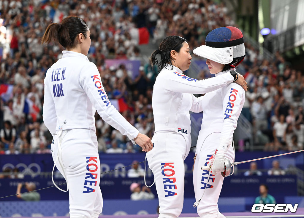 30일(한국시각) 프랑스 파리 그랑팔레에서 ‘2024 파리올림픽’ 펜싱 여자 에페 단체전 한국(송세라 강영미 이혜인 최인정)과 프랑스의 8강전 경기가 열렸다.한국은 프랑스에게 31-37로 패하며 준결승 진출이 좌절됐다.송세라를 비롯한 한국 선수들이 아쉬워하고 있다. 2024.07.30/ dreamer@osen.co.kr