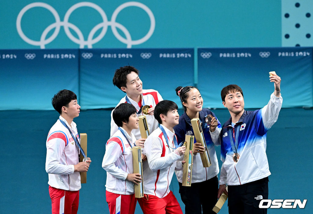 한국 탁구가 12년의 가뭄을 끊고 값진 동메달을 목에 걸었다.한국 탁구 혼성 복식 임종훈(한국거래소)-신유빈(대한항공) 조는 30일(한국시간) 프랑스 파리 사우스 파리 아레나 4에서 열린 홍콩의 치우당-니나 미텔함 조와의 혼합 복식 동메달 결정전에서 웡춘팅-두호이켐 조(홍콩, 세계 랭킹 4위)를 상대로 4-0(11-5 11-7 11-7 14-12)으로 완승을 거두면서 값진 동메달을 차지했다.동메달을 거머쥔 한국 임종훈-신유빈이 금메달 중국 왕추친-쑨잉사, 은메달 북한 리정식-김금용과 함께 기념사진을 찍고 있다. 2024.07.30/ dreamer@osen.co.kr